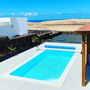 Kira, Villa